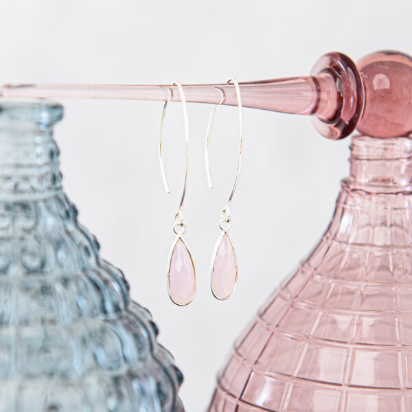 gerhilde maakt oorbellen sterlingzilver rozenkwarts door Sophie Peirsman